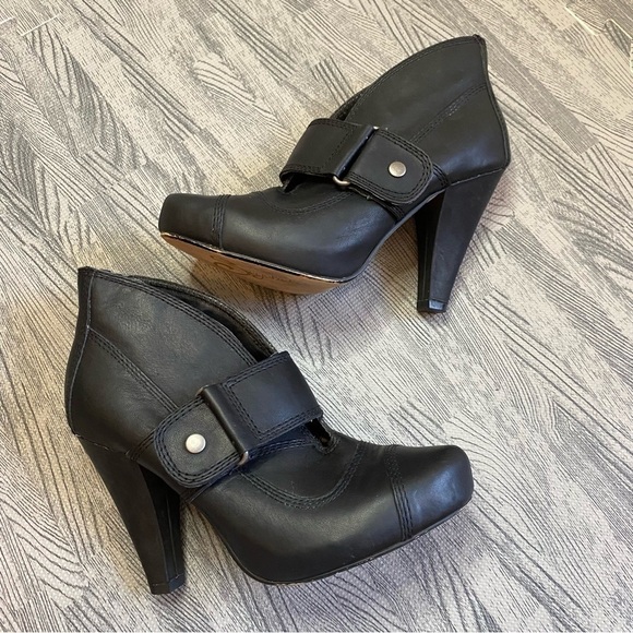 Seychelles Black Leather Heeled Buckle Booties - Picture 4 of 12